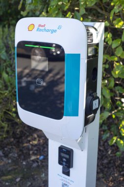 Worcester, İngiltere, İngiltere-17 Eylül 2024: EV şarj noktası, dışarıda duruyor, kullanıma hazır, bir kamu elektrikli araç şarj noktasında, bir süpermarket otoparkında.