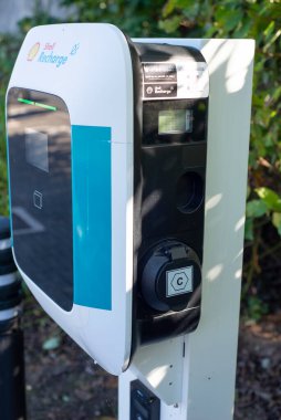 Worcester, İngiltere, İngiltere-17 Eylül 2024: EV şarj noktası, dışarıda duruyor, kullanıma hazır, bir kamu elektrikli araç şarj noktasında, bir süpermarket otoparkında.