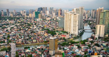 Manila, Filipinler-16 Mayıs 2023: Pasig Nehri, eski ve modern, büyük ve küçük mimari tarzların bir karışımı arasında büyük metropol boyunca akar..