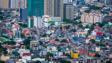 Manila, Luzon, Filipinler-19 Mayıs 2023: Batan güneş, yoğun, yoğun nüfuslu, yerleşim ve kurumsal yapıların çevresel karışımı olan şehir metropolüne sıcak bir ışık tutuyor.