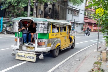 Manila, Filipinler-13 Ocak 2023: Filipin kültürünün ve sanatının sembolü olan ve ülkenin en popüler ve kalabalık toplu taşımacılığı olan renkli, kırsal araçlar sokaklarda koşturuyor.