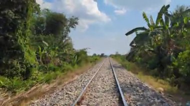 Bambu Demiryolu ile Kamboçya kırsalından, Kamboçya 'dan Kamboçya' ya, Kamboçya 'dan, Güneydoğu Asya' ya bir yolcu gözlemi..