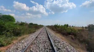 Bambu Demiryolu ile Kamboçya kırsalından, Kamboçya 'dan Kamboçya' ya, Kamboçya 'dan, Güneydoğu Asya' ya bir yolcu gözlemi..