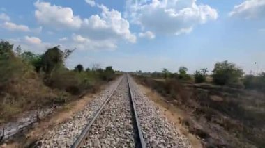 Bambu Demiryolu ile Kamboçya kırsalından, Kamboçya 'dan Kamboçya' ya, Kamboçya 'dan, Güneydoğu Asya' ya bir yolcu gözlemi..