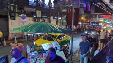 Bangkok, Tayland-18 Ocak 2024: İnsanlar tipik bir akşamda canlı Nana Bölgesi 'nde yürüyor, renkli, göz alıcı ve yoğun gece hayatının tadını çıkarıyorlar..