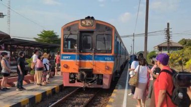 Hua Hin, Tayland-12 Şubat 2023: Tayland SRT yolcu treni yeni inşa edilen ve yakın tarihte açılan Hua Hin tren istasyonuna varır..