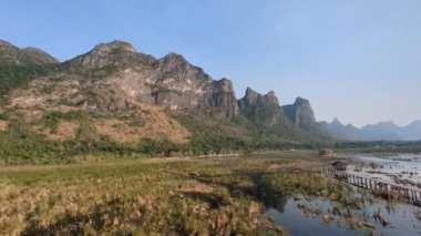 Bueng Bua Doğa Koruma Alanı, Hua Hin, Tayland yakınlarında. Güzel, huzurlu bir doğa yürüyüşü, sahil yürüyüşü, tatlı su bataklıklarının üzerinden geçmek, eşsiz, çeşitli ekosistemler ve vahşi yaşamı gözlemlemek için..