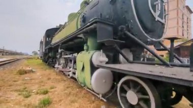 Hua Hins 'in geçenlerde yenilenen demiryolu istasyonunun girişindeki eski tren raylarında duran çok güzel bir buhar treni.