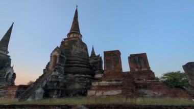 Ayutthaya, Wat Phra Si Santhe, Tayland 'da günbatımı. Tayland' ın en kutsal eski başkenti olan Tayland 'daki eski Kraliyet Sarayı' nın yerinde duran güzel, antik, gösterişli çedi yapıları..
