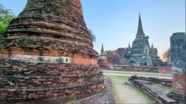 Ayutthaya, Wat Phra Si Santhe, Tayland 'da günbatımı. Tayland' ın en kutsal eski başkenti olan Tayland 'daki eski Kraliyet Sarayı' nın yerinde duran güzel, antik, gösterişli çedi yapıları..
