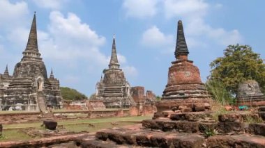  Ayutthaya, Tayland. Tayland 'ın en kutsal eski başkenti olan Tayland' daki eski Kraliyet Sarayı 'nın şantiyesinde duran güzel, antik, sivri uçlu yapılar..