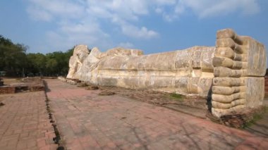 Wat Lokayasutharam tapınağında uzanan Buda 'nın dinlenme yerindeki devasa taş heykeli, Bangkok yakınlarındaki popüler bir turizm merkezi..