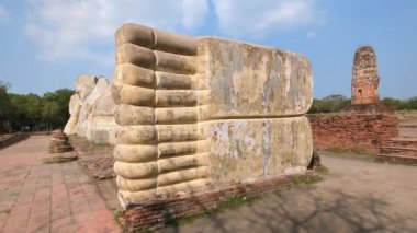 Wat Lokayasutharam tapınağında uzanan Buda 'nın dinlenme yerindeki devasa taş heykeli, Bangkok yakınlarındaki popüler bir turizm merkezi..