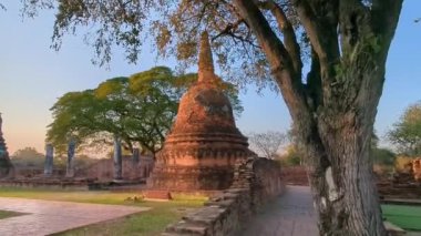 Ayutthaya, Wat Phra Si Santhe, Tayland 'da günbatımı. Tayland' ın en kutsal eski başkenti olan Tayland 'daki eski Kraliyet Sarayı' nın yerinde duran güzel, antik, gösterişli çedi yapıları..