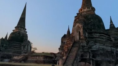 Ayutthaya, Wat Phra Si Santhe, Tayland 'da günbatımı. Tayland' ın en kutsal eski başkenti olan Tayland 'daki eski Kraliyet Sarayı' nın yerinde duran güzel, antik, gösterişli çedi yapıları..