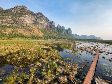 Güzel, huzurlu bir doğa yürüyüşü, sahil yürüyüşü, sakin tatlı su bataklıklarının üzerinden geçmek, eşsiz, çeşitli ekosistemler ve vahşi yaşamı gözlemlemek, çarpıcı dağ manzarası ile çevrili..