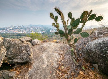 Khao Hin Lek Fai tepesinin zirvesinde kayalar ve etkileyici panoramik görüntüler, doğuya, kırsal kesime, Tayland 'ın popüler sahil beldesi ve körfez denizlerine bakıyor..