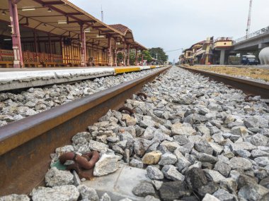 Orijinal eski Tayland tren istasyonu platformu ile yeni modern arasında uzanan raylar, Tayland yarımadası boyunca popüler turist plajı tatil beldesinde daha da yükseldi..