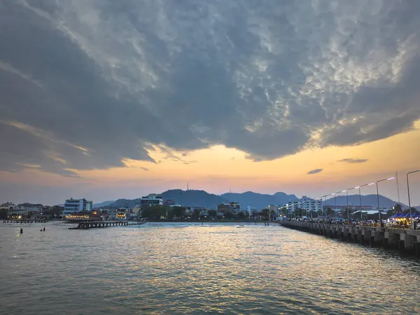 Akşam yemekleri ve turistler için hazırlanan yiyecek ve içecek satıcıları, sahilden çok da uzakta olmayan gece ziyaretçilerine lezzetli deniz ürünleri ve geleneksel Tayland yemekleri satıyorlar..