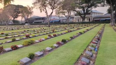 Kanchanaburi, Tayland 2. Dünya Savaşı Mezarlığı 'nda, işgal altındaki Japon işgali sırasında Burma Demiryolu' nda çalışıp ölen İngiliz, Avustralyalı ve Hollandalı savaş esirlerinin 6982 mezarı bulunuyor.. 