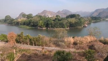 Panoramik, Wat Tham Khao Pun Tepesi Tapınağı 'ndan Kwai Nehri' nin geniş manzarası, Kanchanaburi, Tayland.