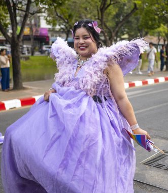 Chiang Mai, Tayland-08 Şubat 2025: Birçok karnaval şamandırası, araç, müzik, dans ve renkli kostümlerden oluşan bir geçit töreni, Chiangmai bölgesinin çiçek mirasını kutlamak.