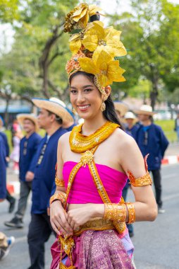 Chiang Mai, Tayland-08 Şubat 2025: Birçok karnaval şamandırası, araç, müzik, dans ve renkli kostümlerden oluşan bir geçit töreni, Chiangmai bölgesinin çiçek mirasını kutlamak.