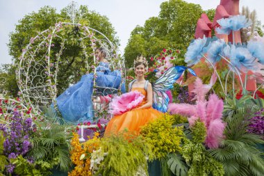 Chiang Mai, Tayland-08 Şubat 2025: Birçok karnaval şamandırası, araç, müzik, dans ve renkli kostümlerden oluşan bir geçit töreni, Chiangmai bölgesinin çiçek mirasını kutlamak.