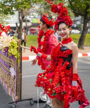 Chiang Mai, Tayland-08 Şubat 2025: Birçok karnaval şamandırası, araç, müzik, dans ve renkli kostümlerden oluşan bir geçit töreni, Chiangmai bölgesinin çiçek mirasını kutlamak.