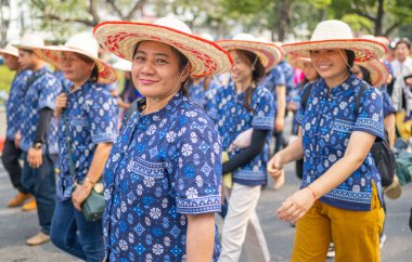 Chiang Mai, Tayland-08 Şubat 2025: Birçok karnaval şamandırası, araç, müzik, dans ve renkli kostümlerden oluşan bir geçit töreni, Chiangmai bölgesinin çiçek mirasını kutlamak.