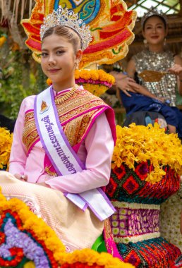 Chiang Mai, Tayland-08 Şubat 2025: Birçok karnaval şamandırası, araç, müzik, dans ve renkli kostümlerden oluşan bir geçit töreni, Chiangmai bölgesinin çiçek mirasını kutlamak.