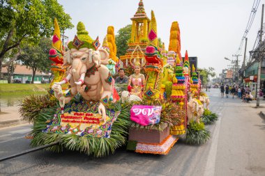 Chiang Mai, Tayland-08 Şubat 2025: Birçok karnaval şamandırası, araç, müzik, dans ve renkli kostümlerden oluşan bir geçit töreni, Chiangmai bölgesinin çiçek mirasını kutlamak.
