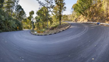 762 keskin ve dik virajlı güzel otoyol, yağmur ormanları arasında geçiyor, Kuzey Tayland dağlarına doğru gidiyor..