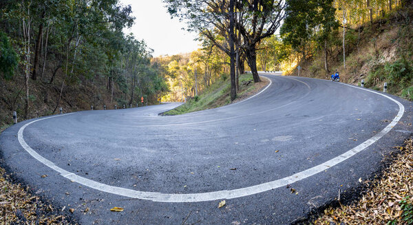 Прекрасное шоссе с 762 острыми и крутыми изгибами шпильки, расположенное среди тропических лесов, ведущее в горы Северного Таиланда.