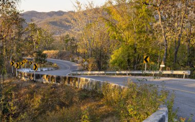 762 keskin ve dik virajlı güzel otoyol, yağmur ormanları arasında geçiyor, Kuzey Tayland dağlarına doğru gidiyor..