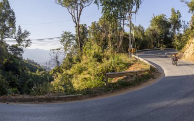 762 keskin ve dik virajlı güzel otoyol, yağmur ormanları arasında geçiyor, Kuzey Tayland dağlarına doğru gidiyor..