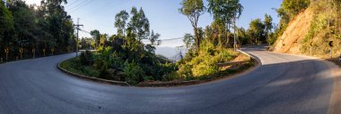 762 keskin ve dik virajlı güzel otoyol, yağmur ormanları arasında geçiyor, Kuzey Tayland dağlarına doğru gidiyor..