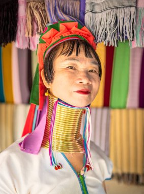 Pai Bölgesi, Mae Hon Song, Tayland-16 Şubat 2025: Yakınlardaki etnik köyde, Karen kabile kadınları, Myanmar 'dan yerli mülteciler, antik kabilenin geleneksel mücevherlerini takıyorlar..