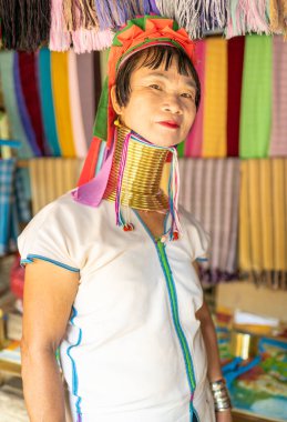 Pai Bölgesi, Mae Hon Song, Tayland-16 Şubat 2025: Yakınlardaki etnik köyde, Karen kabile kadınları, Myanmar 'dan yerli mülteciler, antik kabilenin geleneksel mücevherlerini takıyorlar..