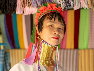 Pai Bölgesi, Mae Hon Song, Tayland-16 Şubat 2025: Yakınlardaki etnik köyde, Karen kabile kadınları, Myanmar 'dan yerli mülteciler, antik kabilenin geleneksel mücevherlerini takıyorlar..