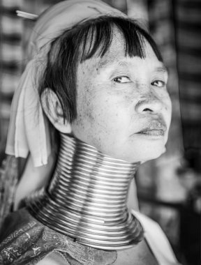 Pai Bölgesi, Mae Hon Song, Tayland-16 Şubat 2025: Yakınlardaki etnik köyde, Karen kabile kadınları, Myanmar 'dan yerli mülteciler, antik kabilenin geleneksel mücevherlerini takıyorlar..