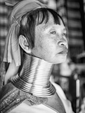 Pai Bölgesi, Mae Hon Song, Tayland-16 Şubat 2025: Yakınlardaki etnik köyde, Karen kabile kadınları, Myanmar 'dan yerli mülteciler, antik kabilenin geleneksel mücevherlerini takıyorlar..