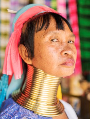 Pai Bölgesi, Mae Hon Song, Tayland-16 Şubat 2025: Yakınlardaki etnik köyde, Karen kabile kadınları, Myanmar 'dan yerli mülteciler, antik kabilenin geleneksel mücevherlerini takıyorlar..