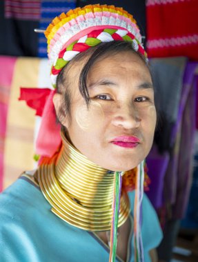 Pai Bölgesi, Mae Hon Song, Tayland-16 Şubat 2025: Yakınlardaki etnik köyde, Karen kabile kadınları, Myanmar 'dan yerli mülteciler, antik kabilenin geleneksel mücevherlerini takıyorlar..