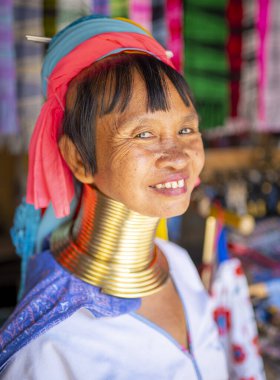 Pai Bölgesi, Mae Hon Song, Tayland-16 Şubat 2025: Yakınlardaki etnik köyde, Karen kabile kadınları, Myanmar 'dan yerli mülteciler, antik kabilenin geleneksel mücevherlerini takıyorlar..