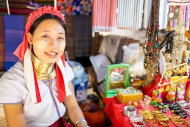 Pai Bölgesi, Mae Hon Song, Tayland-16 Şubat 2025: Yakınlardaki etnik köyde, Karen kabile kadınları, Myanmar 'dan yerli mülteciler, antik kabilenin geleneksel mücevherlerini takıyorlar..