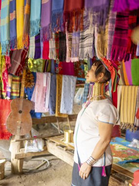 Pai Bölgesi, Mae Hon Song, Tayland-16 Şubat 2025: Yakınlardaki etnik köyde, Karen kabile kadınları, Myanmar 'dan yerli mülteciler, antik kabilenin geleneksel mücevherlerini takıyorlar..