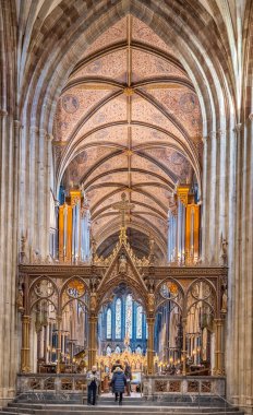 Worcestershire, İngiltere, İngiltere-19 Ekim 2024: Doğu korosu ve ruhban sınıfında öğleden sonra, Hıristiyanlar akşam erken saatlerde ilahi ve dua ayinine hazırlanıyorlar.