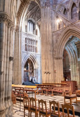 Worcestershire, İngiltere, İngiltere-19 Ekim 2024: Katedralin içinde öğleden sonra, ibadet edenler ilahileri ve duaları bitirdikten sonra, yükselen mimari sakinlerini gölgede bırakıyor..