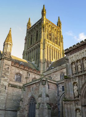 Ünlü binanın önde gelen çan kulesi, günbatımında, sonbaharın sonlarında, güneş ışığı binanın tepesine vururken çekildi..